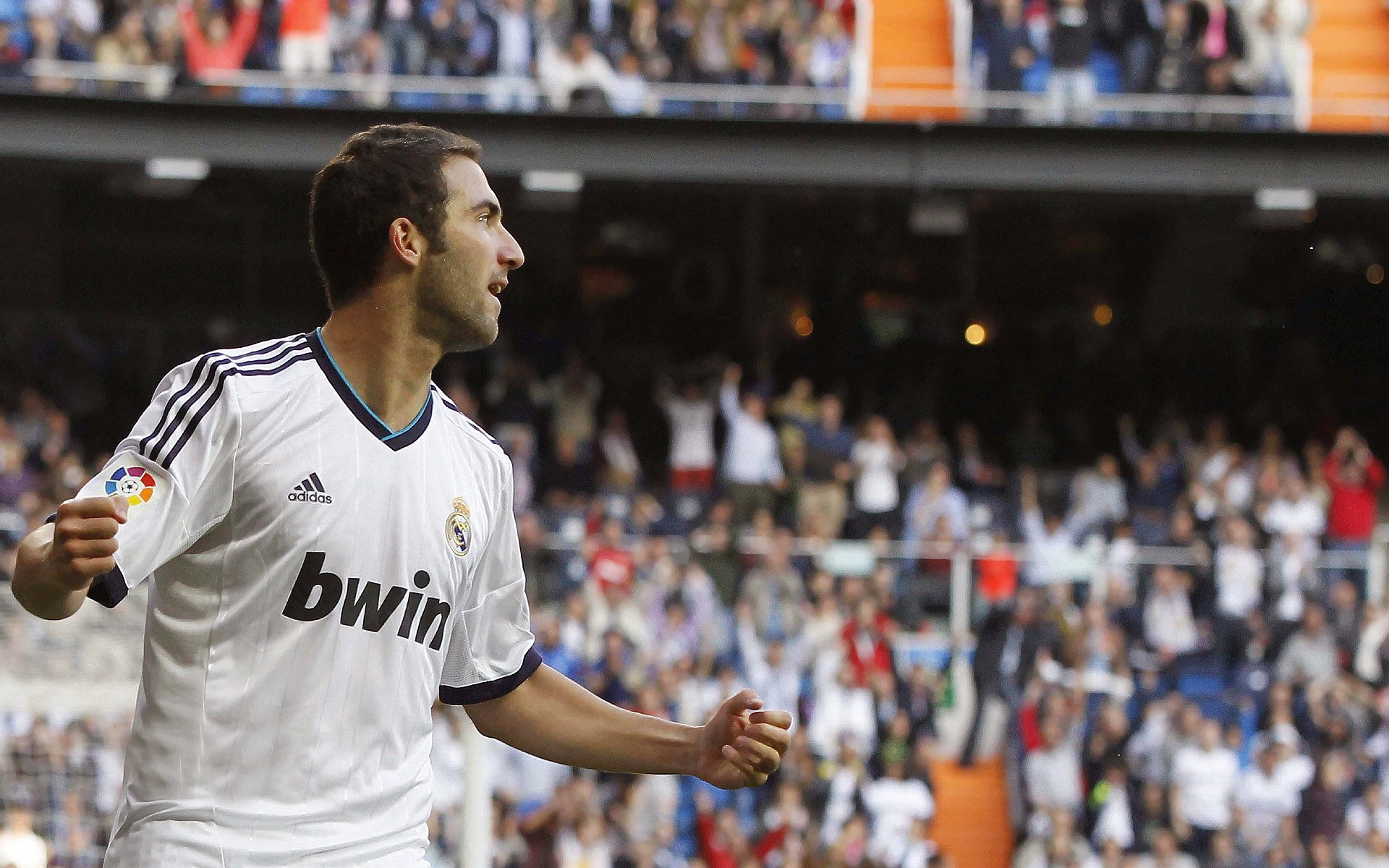 “激烈碰撞：赛场上的惊心瞬间”，场激烈的比赛